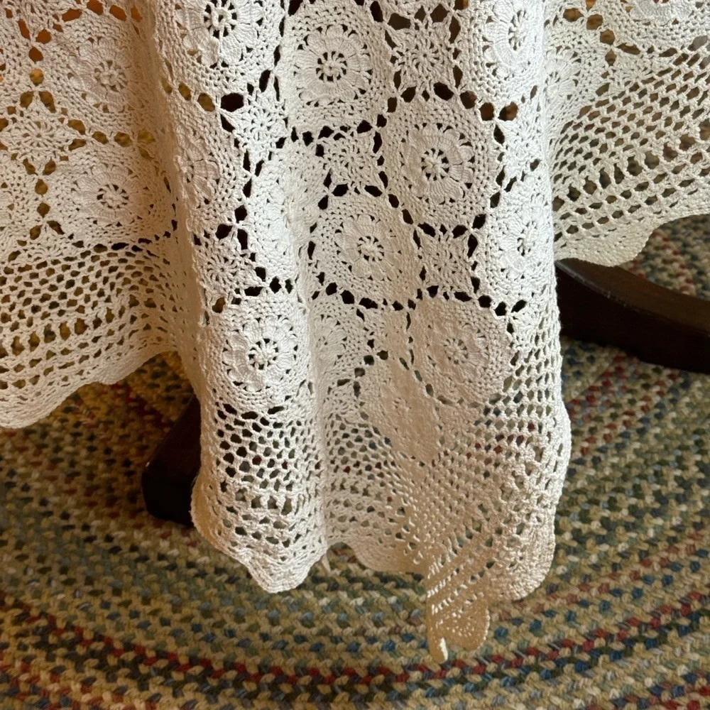 RECTANGLE~ANTIQUE WHITE~HAND CROCHETED TABLECLOTH~GOOD~VINTAGE CONDITION~MBRNS